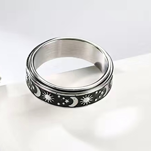 Star and Moon Spinner Ring - Picture 5 of 6